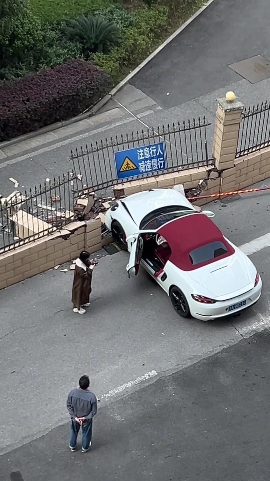 一聲巨響！這個開敞篷車的小姐姐太生猛了..