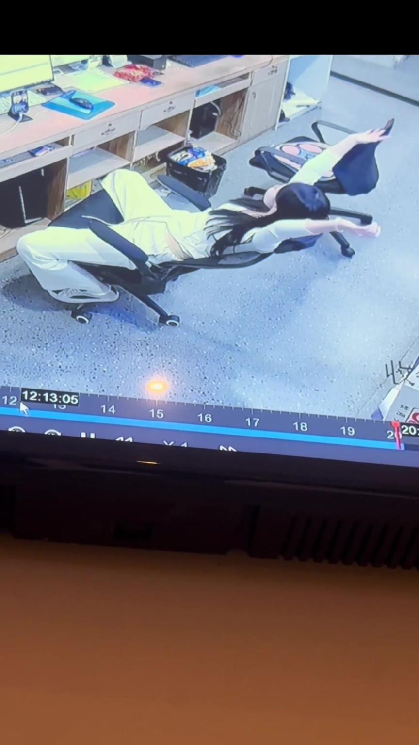 对不起我看女同事这个监控，笑得太大声了！