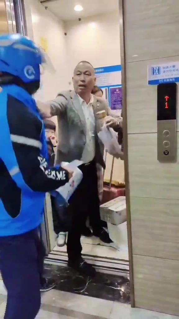应该没超载吧！怎么就不给外卖小哥上去呢？！
