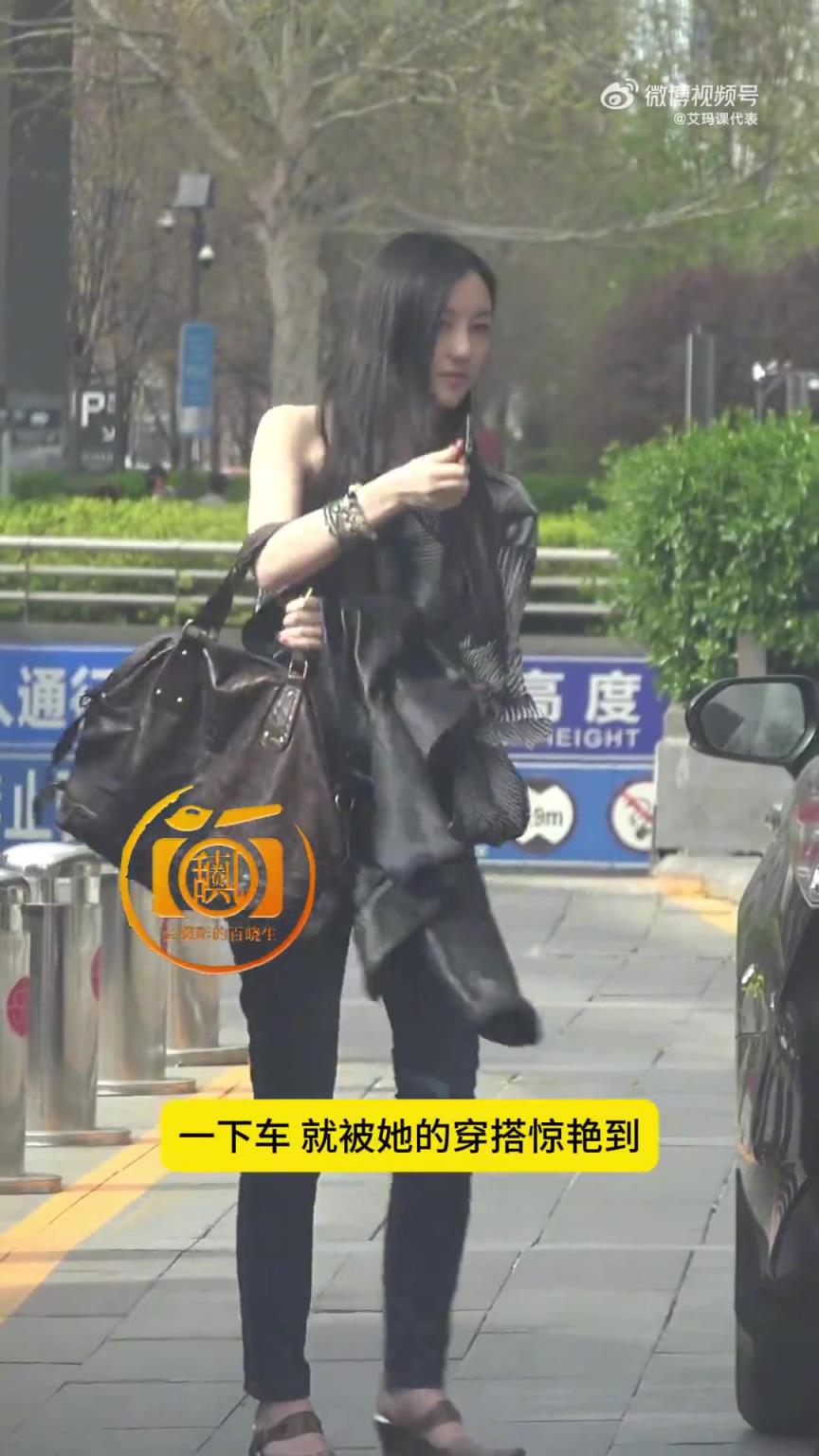 王菲女儿罕见露面！19岁李嫣和朋友逛商场