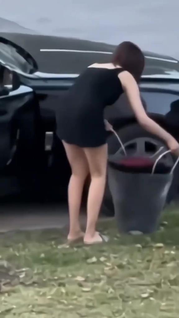 为什么这女的会倒贴？！是因为主驾是开劳斯莱斯的么？