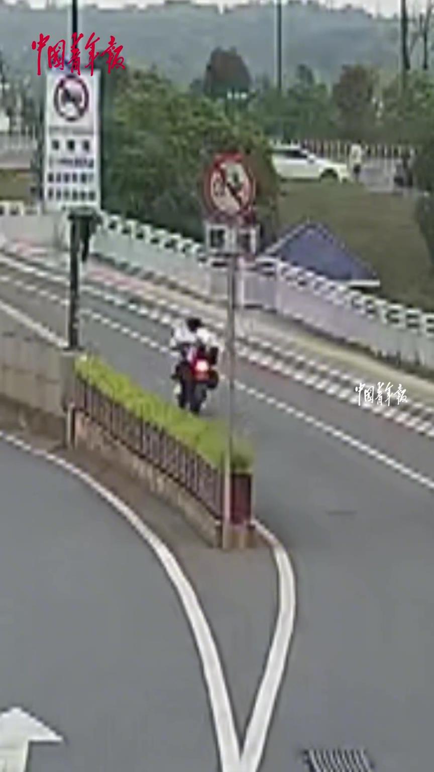 驚險！騎車男子被風箏線“割喉”倒地，所幸沒有大礙。