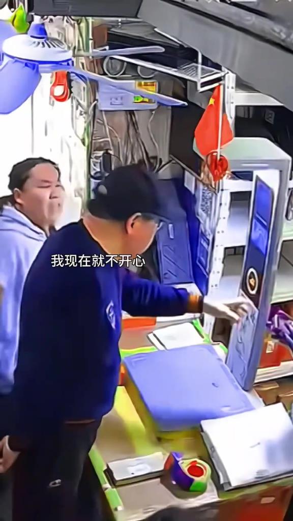 女子被叫阿姨，直接当场破口大骂！！