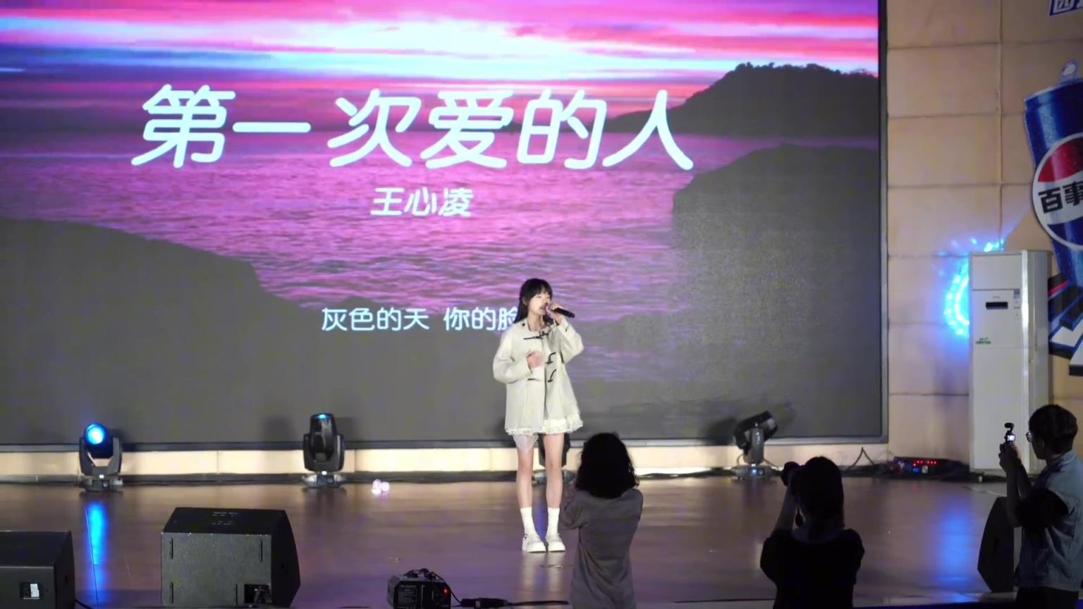 这女生跟王心凌有得一拼呀！！