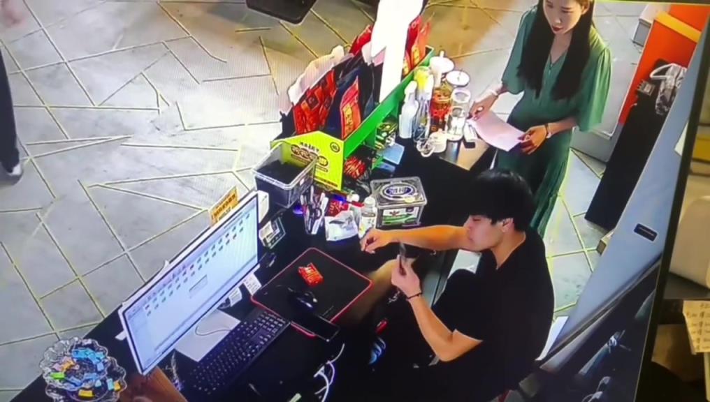 小男生被俩女生发现自拍后的反应那么大吗？