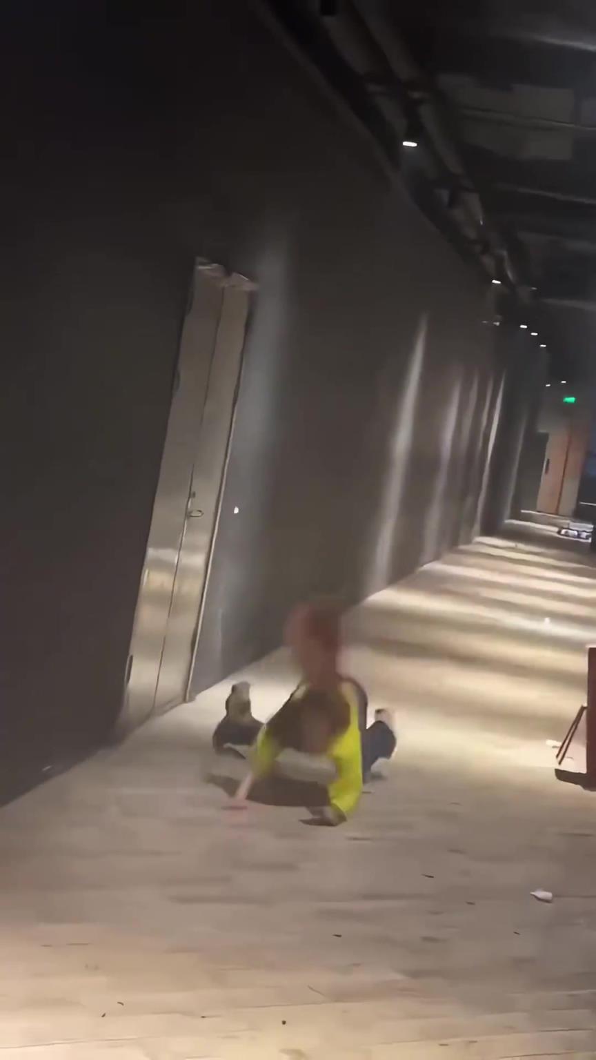 女子这也能摔倒的啊？！