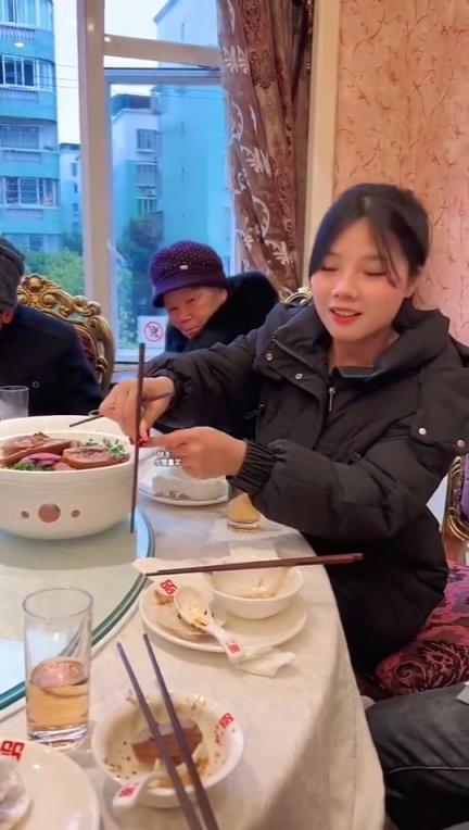 就这点菜，用这么大盘子装，是不是大材小用了？