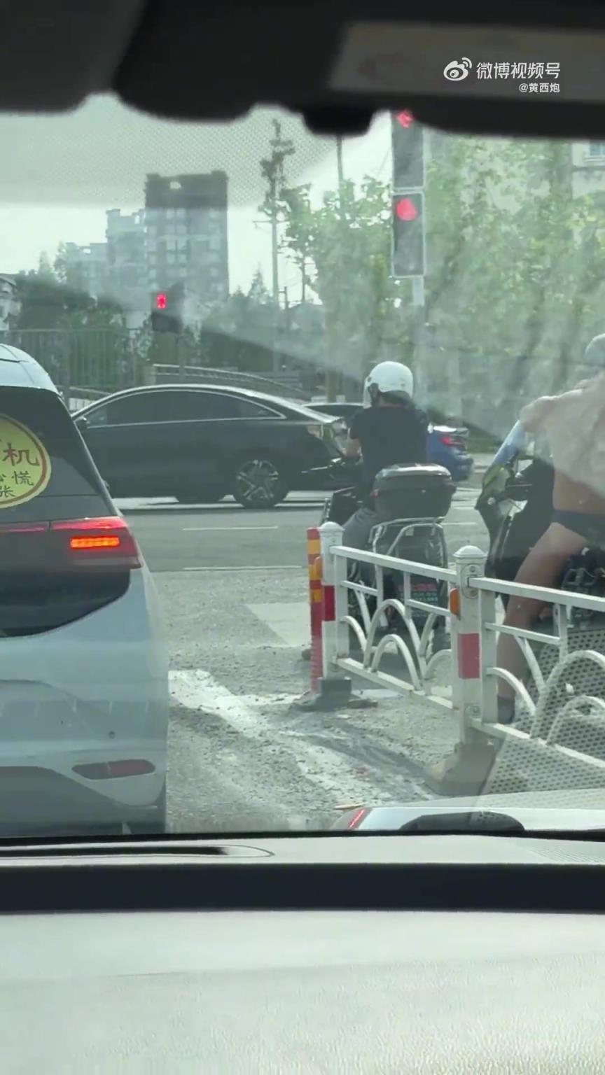 大哥这松弛感可还行？