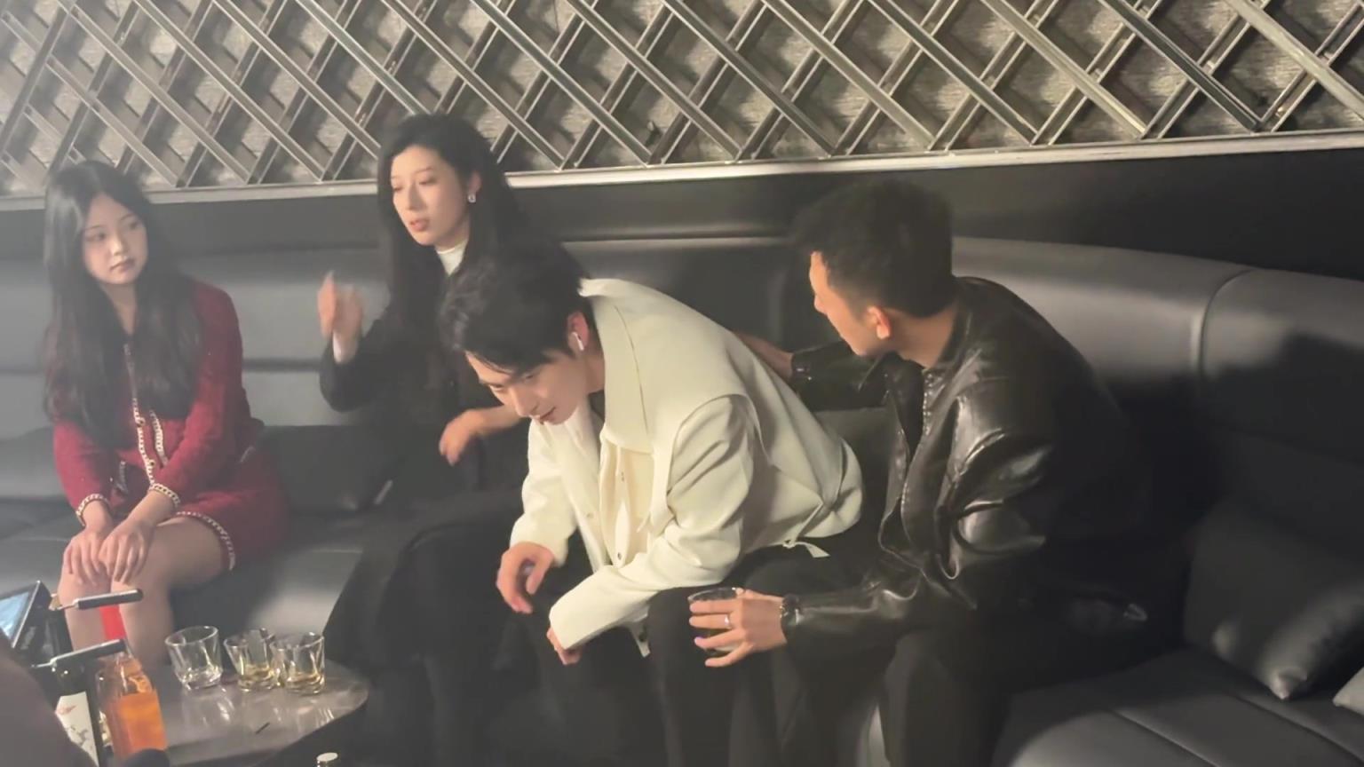 这么尬的剧情？拍短剧聚会时和女友亲热突然咳嗽一把推开...