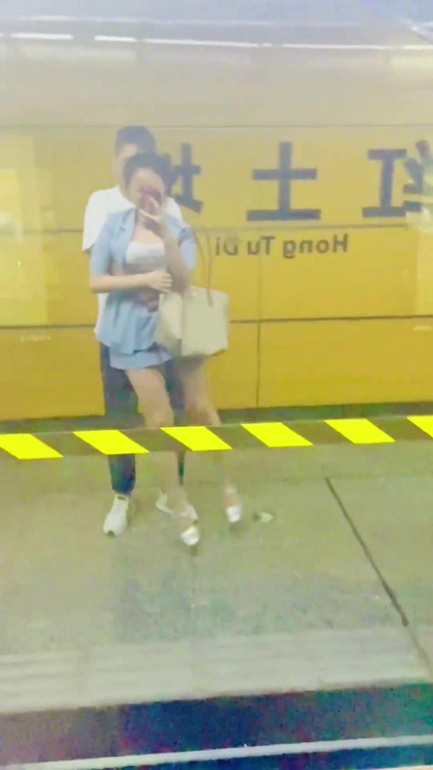 等地铁无聊，直接把老婆抱起来摇？