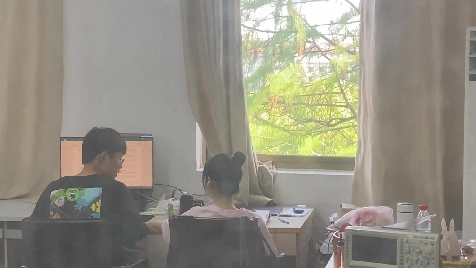 偷拍兄弟和女生谈恋爱被发现，赶紧跑！