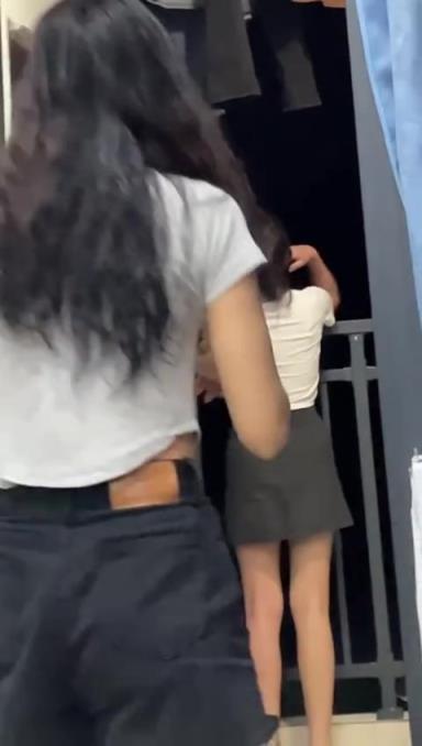 舍友哭得稀里哗啦，你安慰她干嘛还打她？