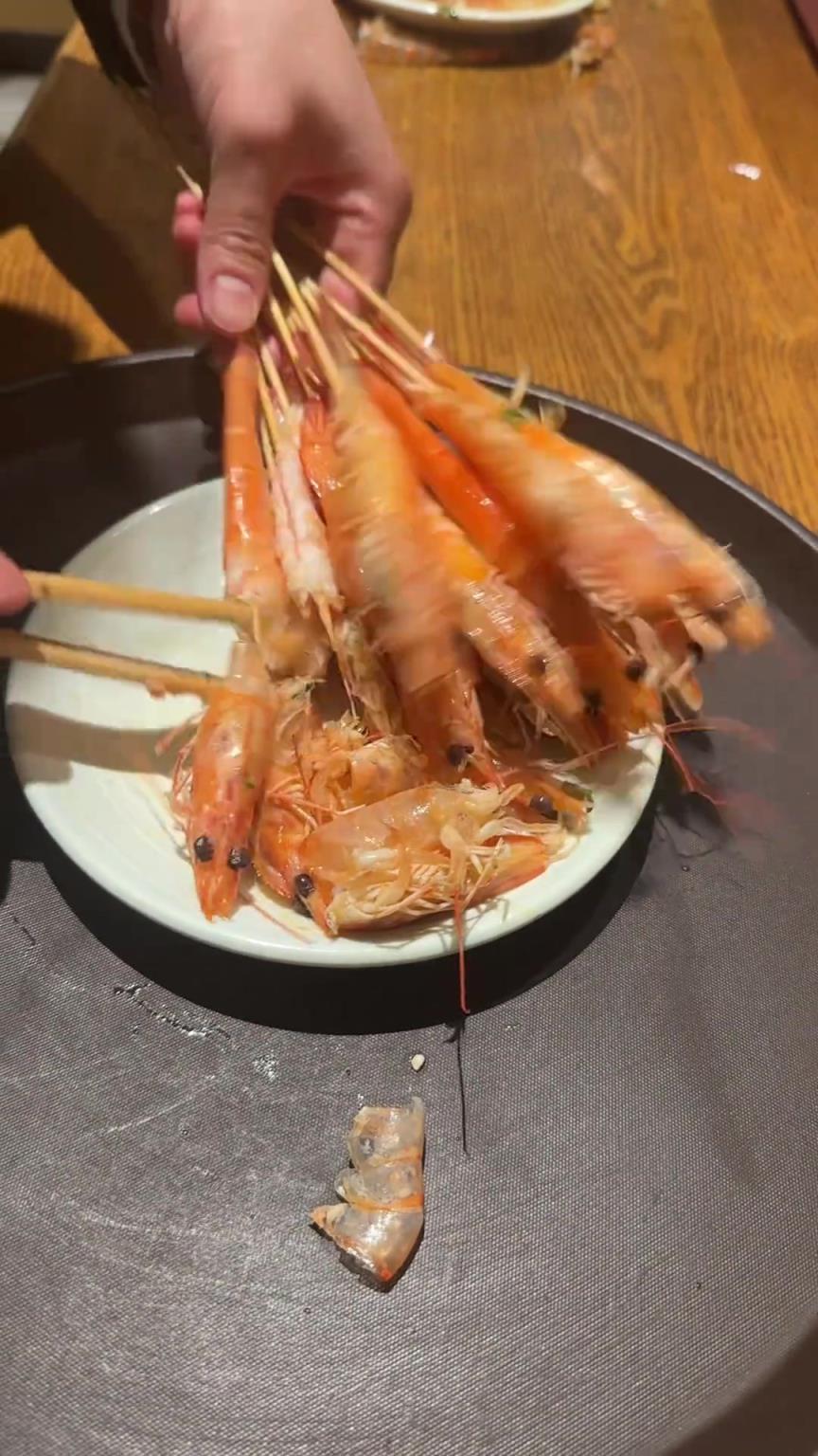 现在吃饭都有人帮忙剥虾了吗