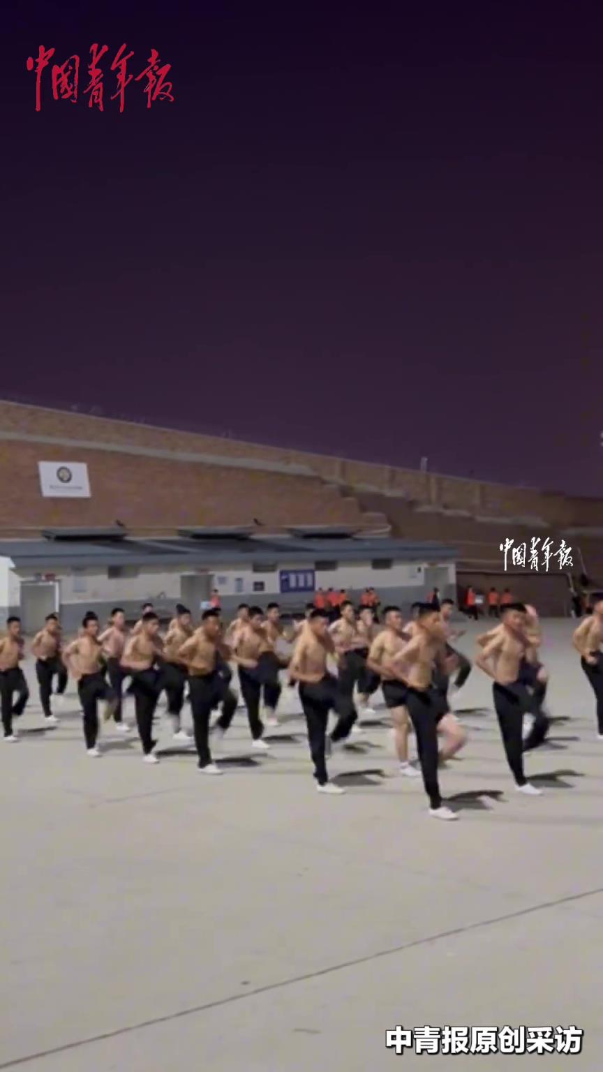 武校学生练习踢脚，动作整齐划一、气势十足！