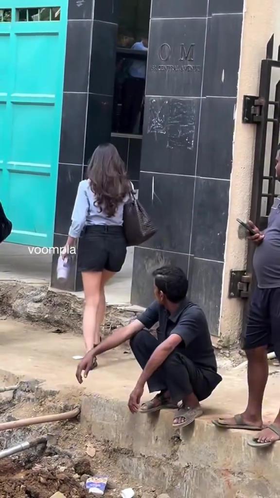 印度女子出门发现门口全是男的，吓得直接回家了！！