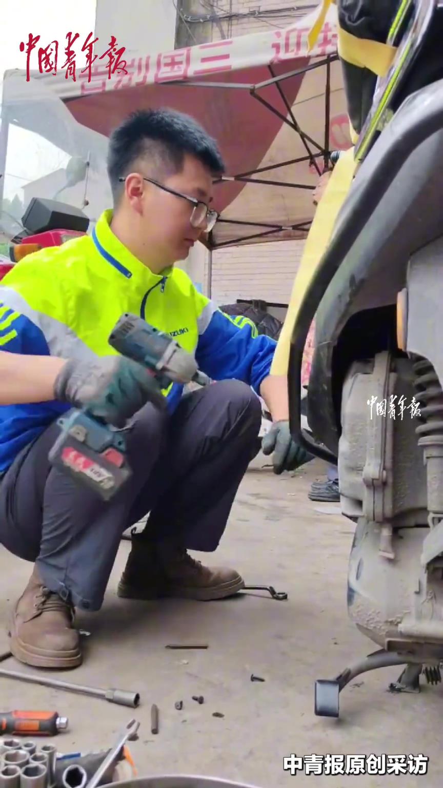 97年修車(chē)小伙以機(jī)油為墨、扳手為筆，在泡沫板上繪畫(huà)