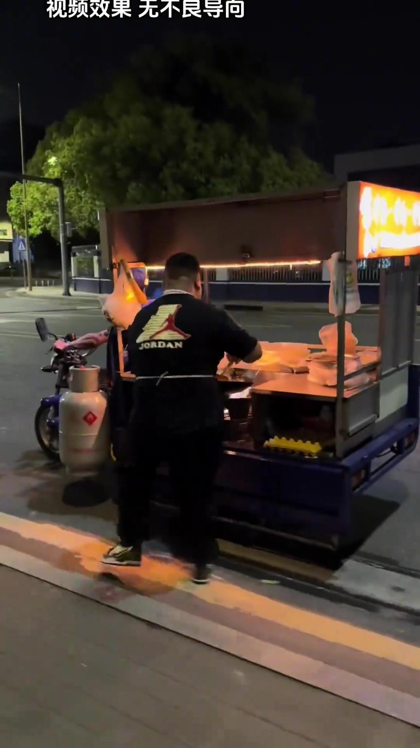 这炒饭得800一份吧？还得跑得炒？