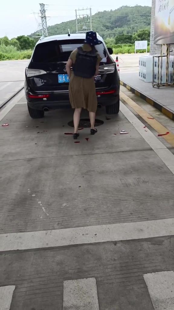 就你叫灯厂是吧？女子情绪失控对着奥迪Q5车灯猛砸