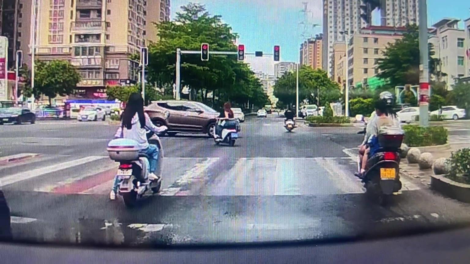 女子闯红灯还拿瓶子乱丢。想砸人家绿灯通行的车？？
