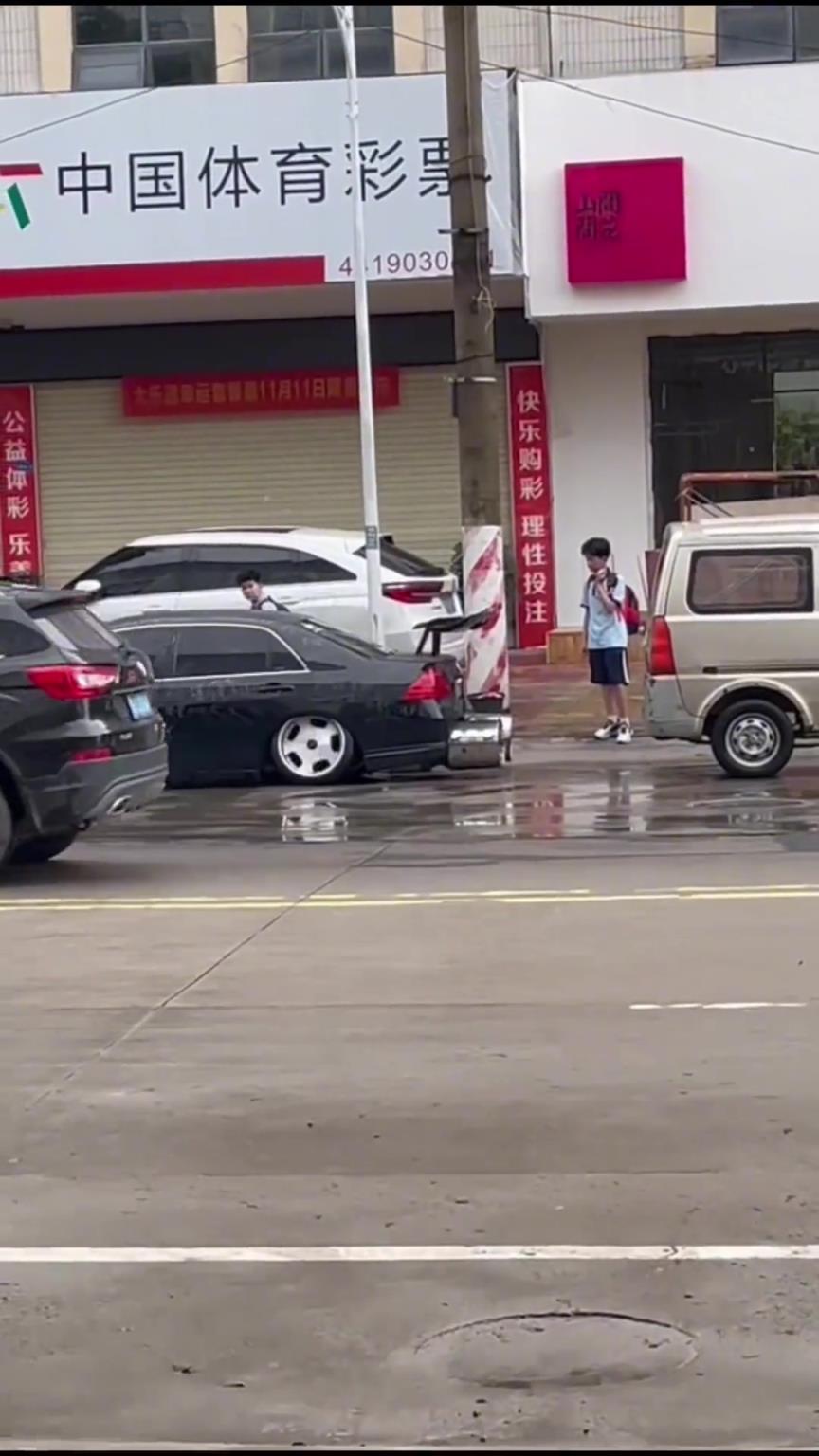 這種后面追尾都是他全責(zé)吧？！