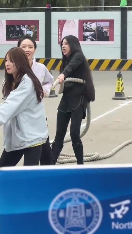女生的表情看着很是卖力呀！！