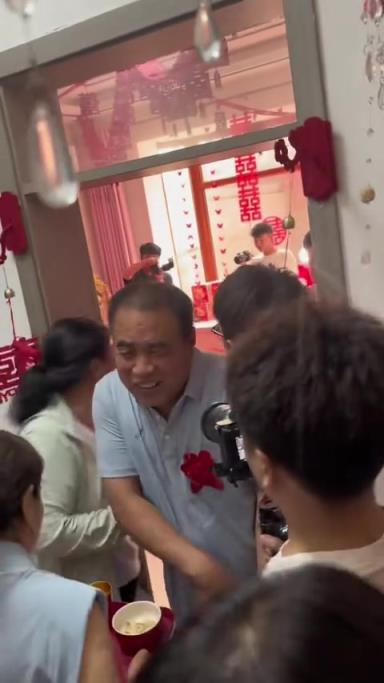 老丈人：好不容易出去了，谁敢拦着