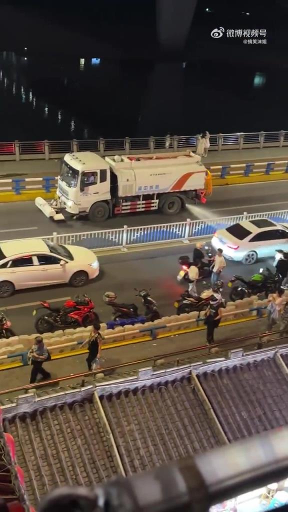 這灑水車師傅真的容易被捶