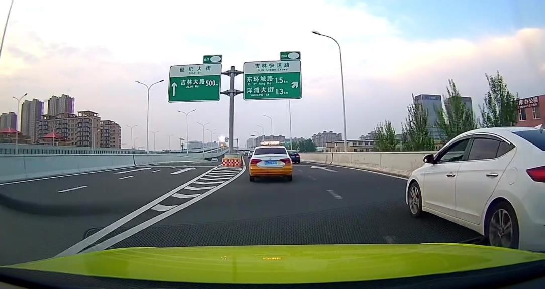 你這樣開車都把女生嚇到了啊！！
