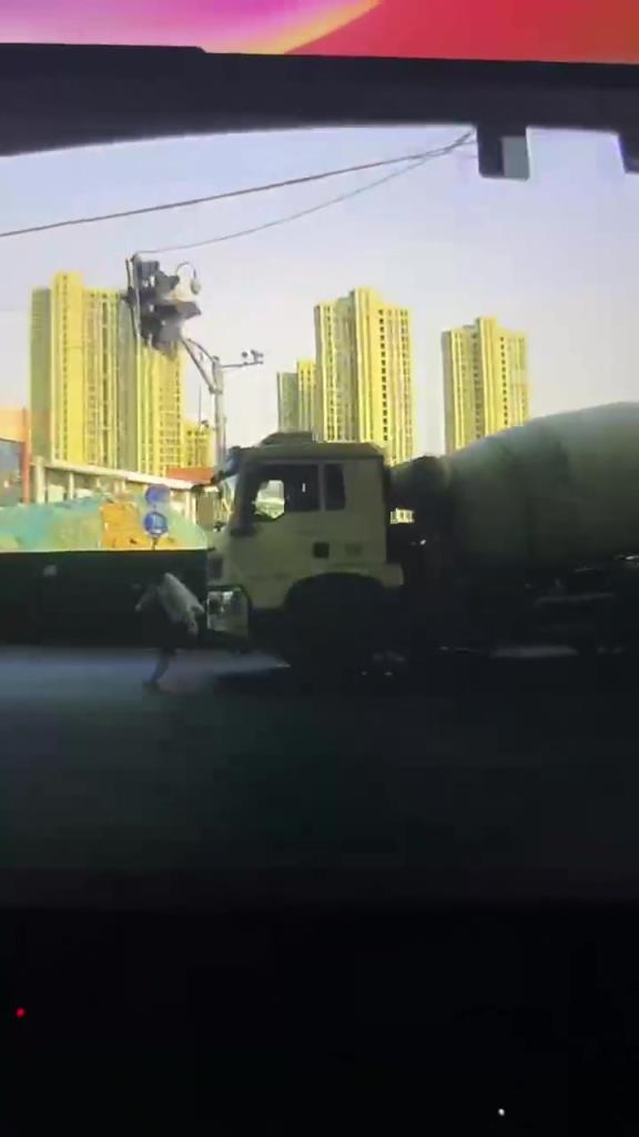 这男的就是大难不死啊！！