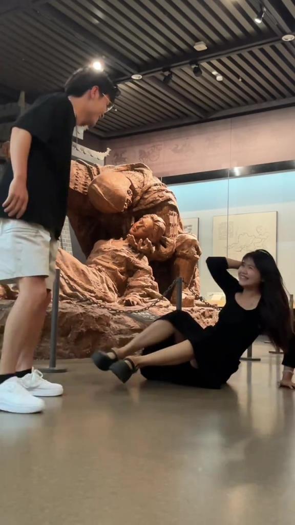 你居然敢这样摔你的女朋友啊？！