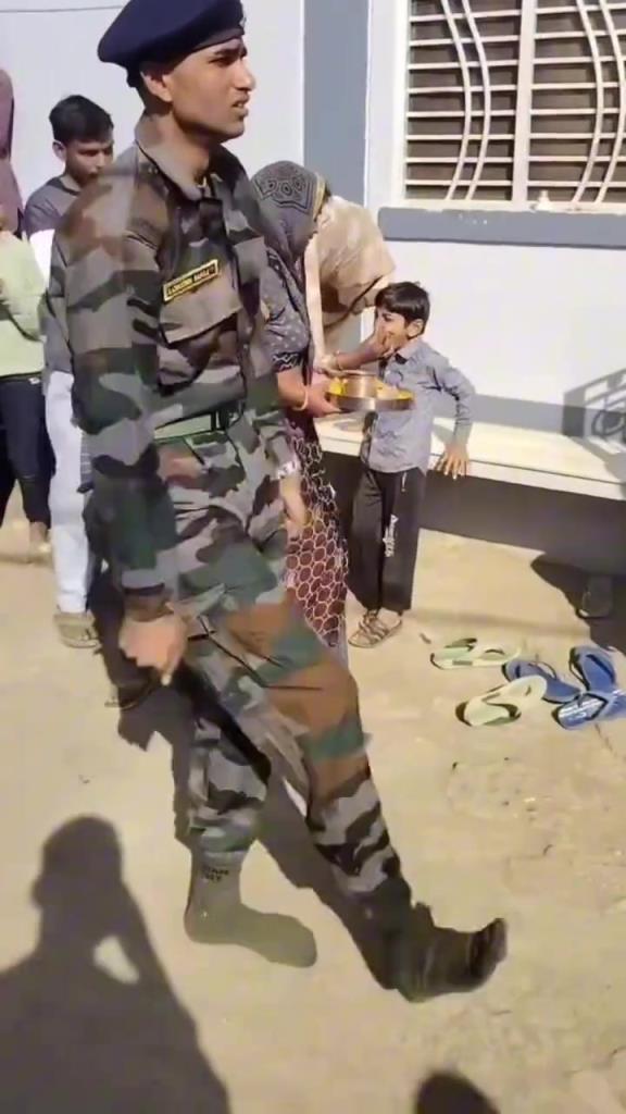 印度士兵回家探亲，给奶奶表演正步，奶奶感动哭了！！