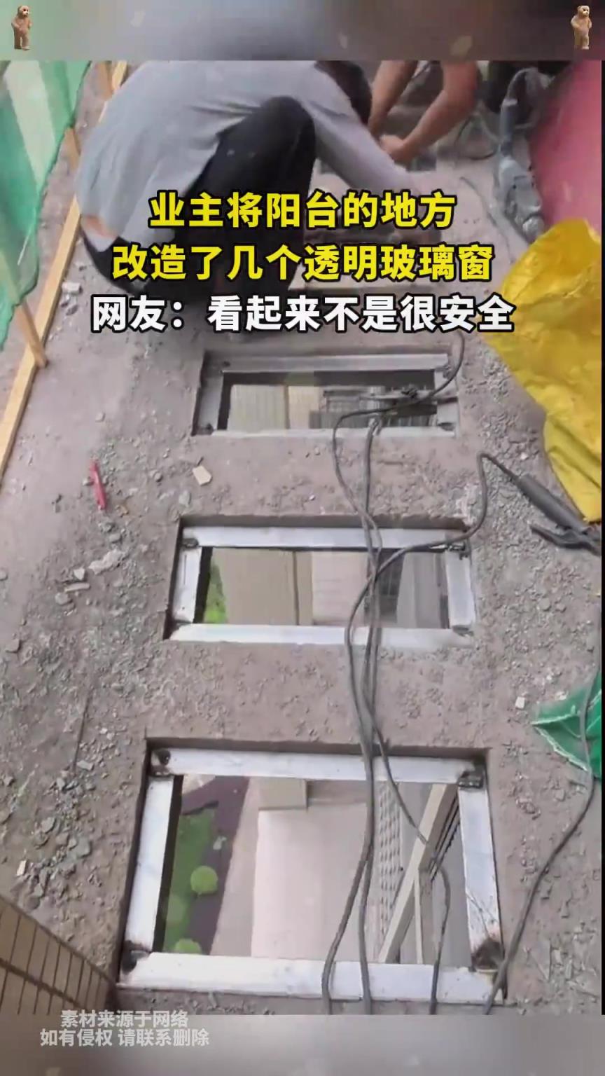 业主将阳台的地方，改造了几个透明玻璃窗