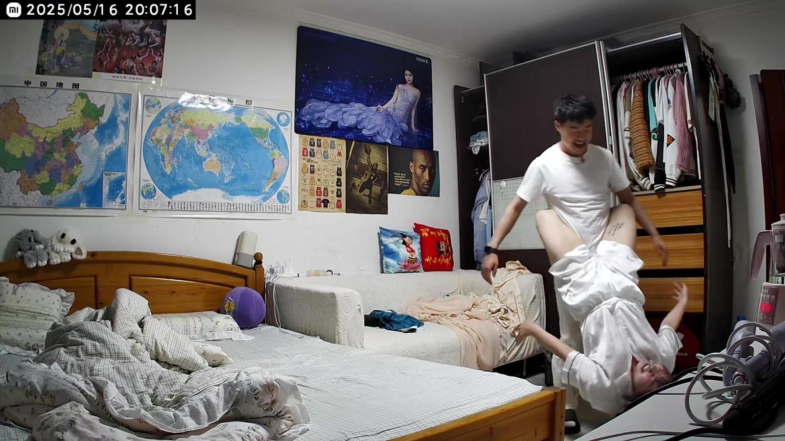 你求我？媳妇自己夹住老公 然后说：“老公你松手！”