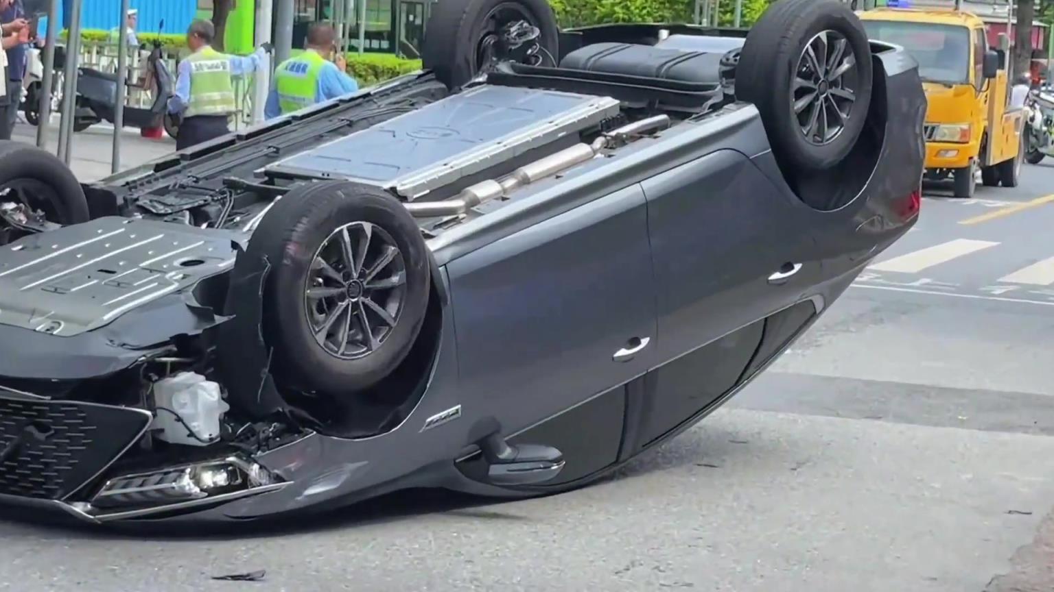 新能源汽車出事故四輪朝天，前輪還不停在轉動