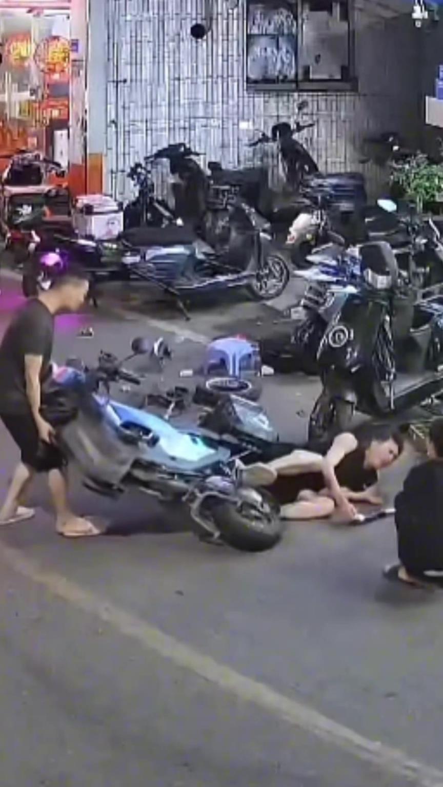 这电动车是怎么突然动起来的？！