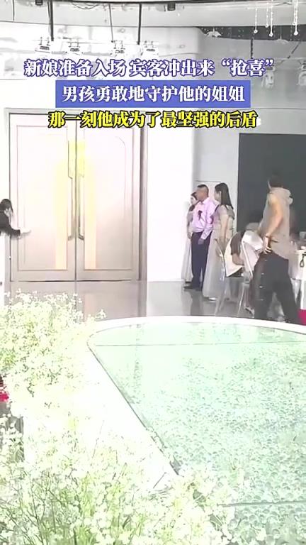 这大娘怎么还带着一脸的笑容呢？？