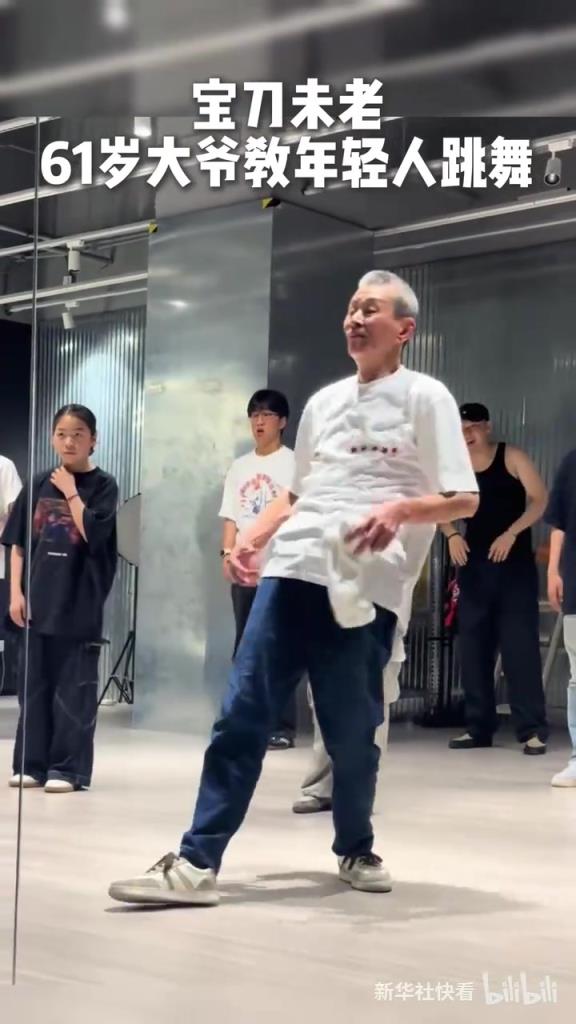 广场舞大妈心中的神！61岁大爷宝刀未老，教年轻人跳舞