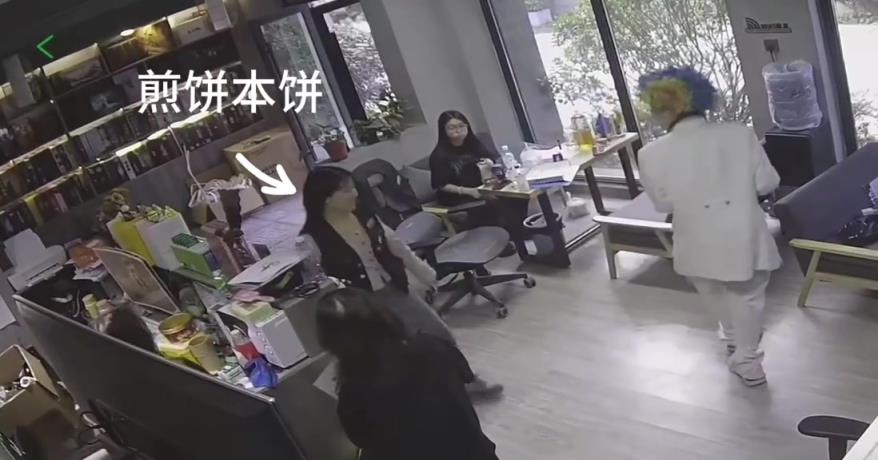 絲滑！這個(gè)小姐姐堅(jiān)定地轉(zhuǎn)身，像是下定了某種決心...