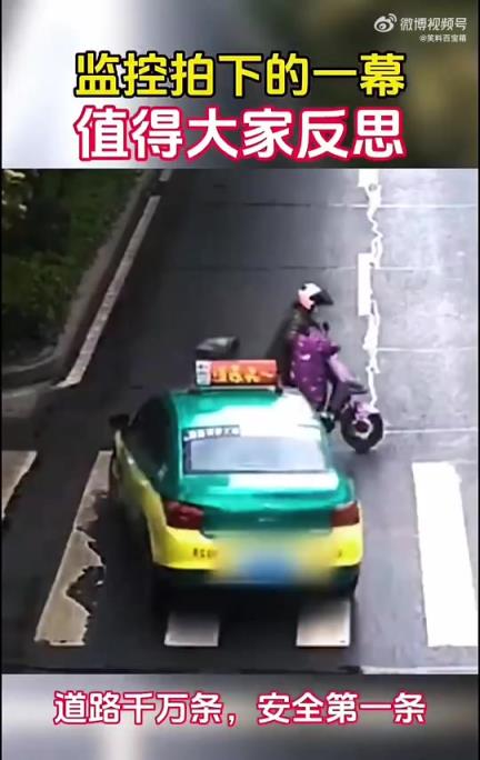 上一秒出租车躲电动车撞隔离带，下一秒电动车又撞车