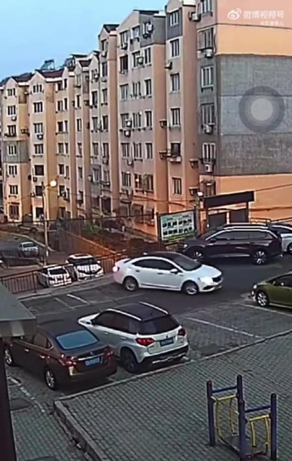 踩住油门不松脚,护栏根本拦不住!!!