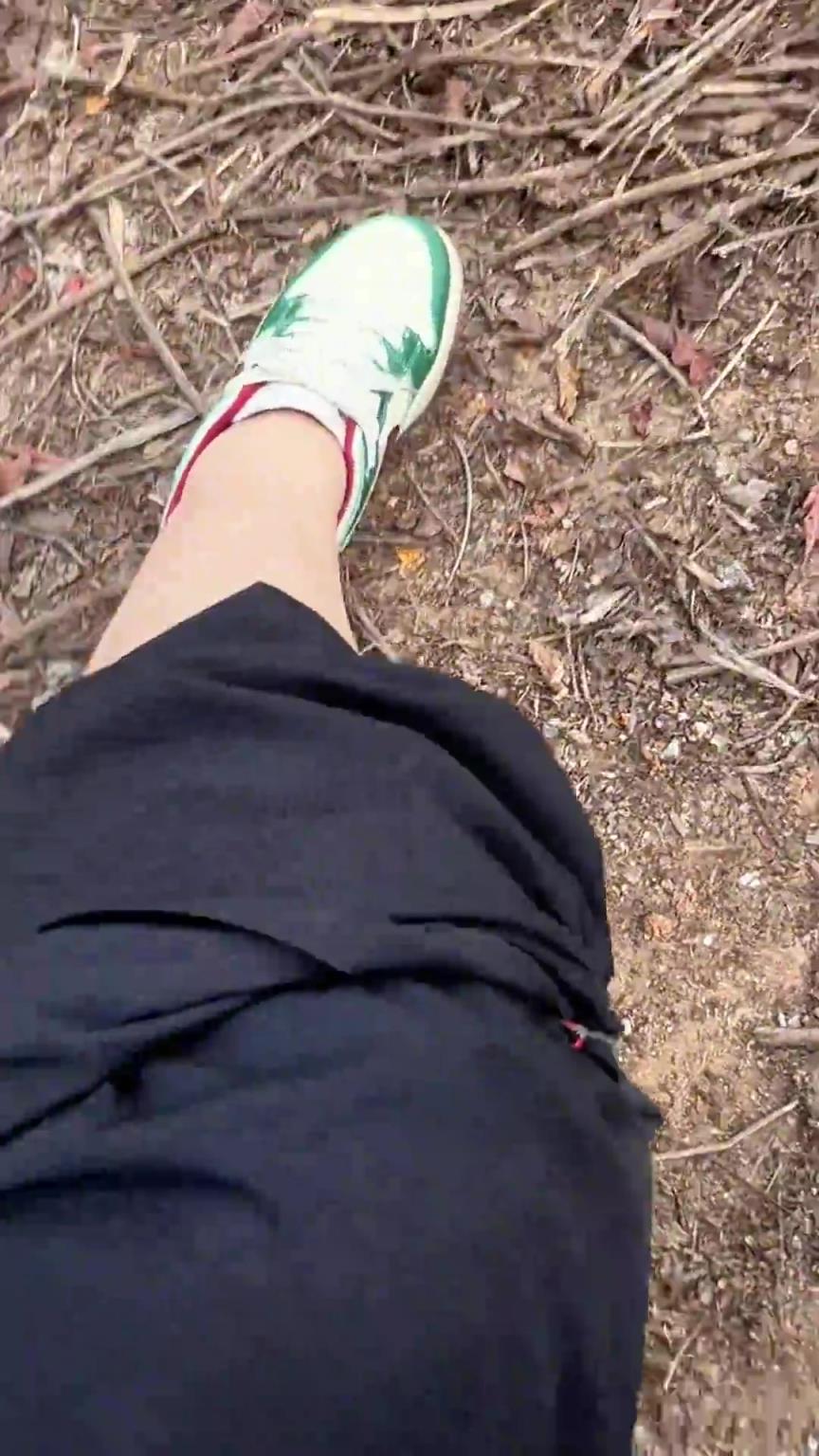 车主对车真好，还知道开到树底下给挡太阳呢！