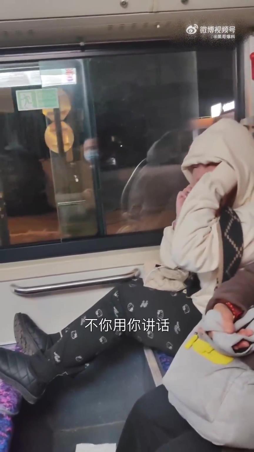 上海公交车上一女子踩对面座椅，引发争吵欲摇人