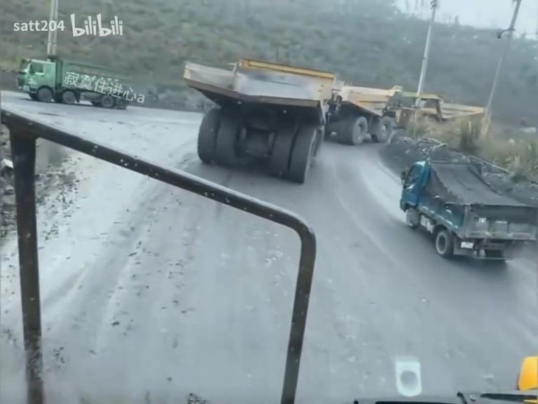 笑死了，平时在路上横冲直撞的大货车，突然变得温顺了