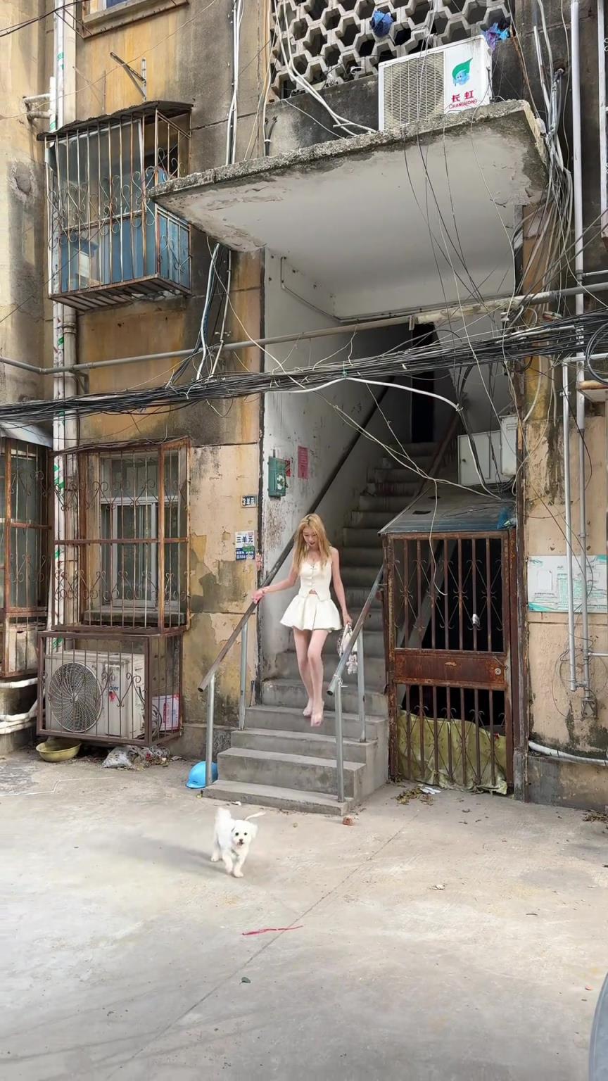 穿高跟鞋遛狗啊？女生真不怕摔跤啊？！