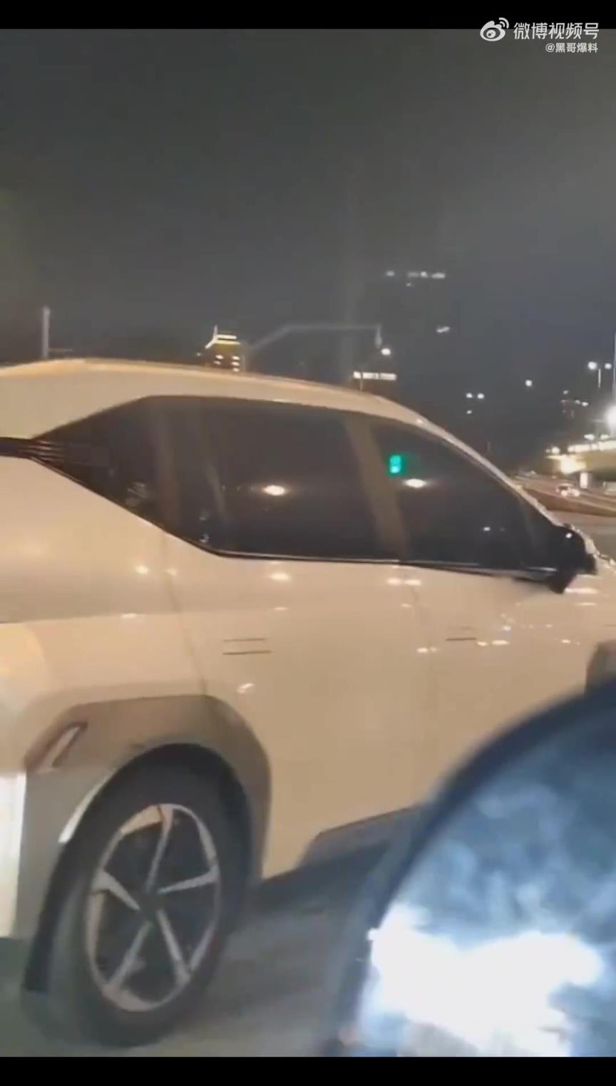 網(wǎng)友街頭遇“虐貓車”，此舉是故意還是無意？太殘忍