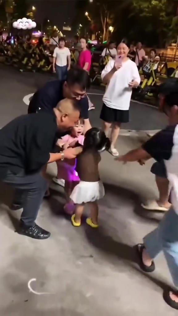 她俩千万不要在同一个幼儿园