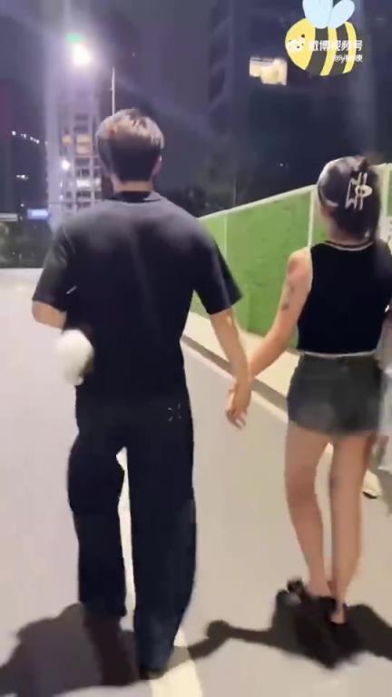 韩安冉宋浩然凌晨街头亲吻