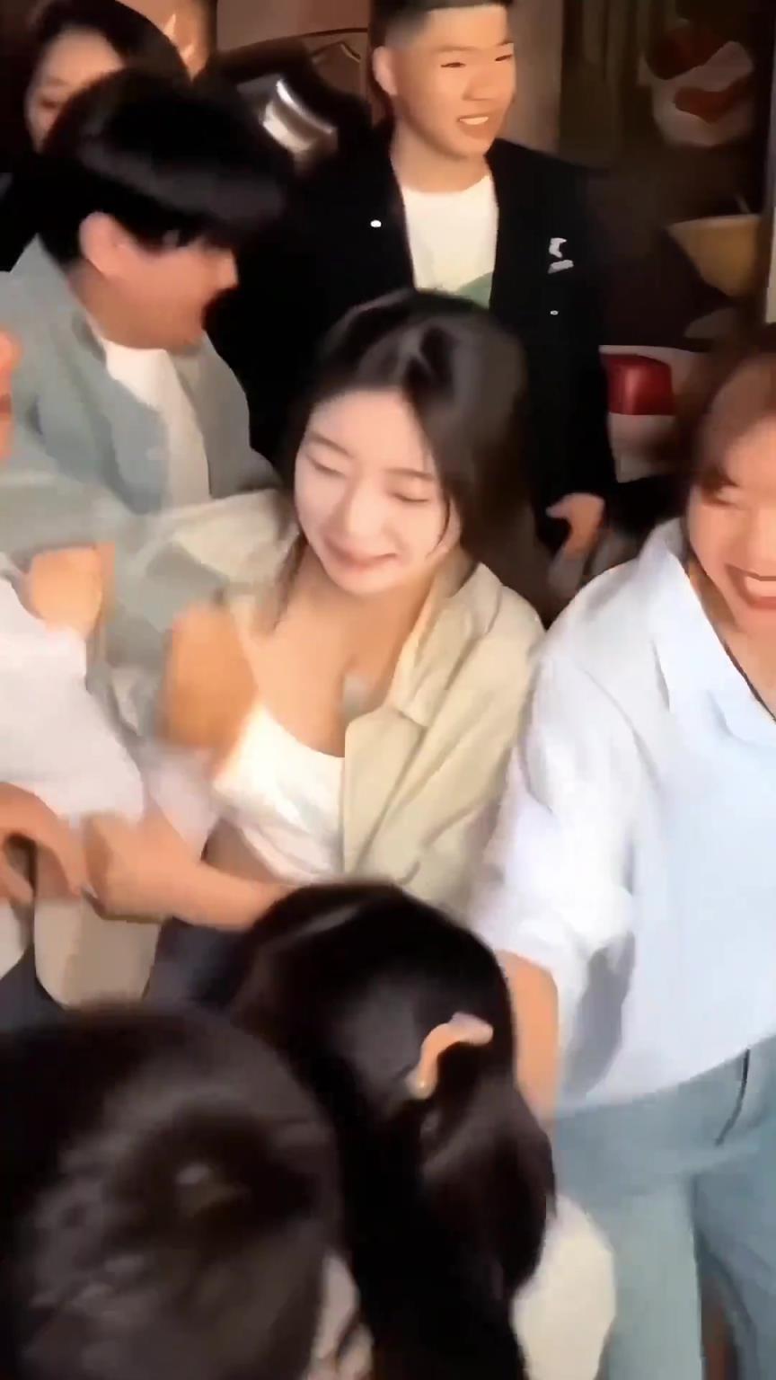 这么拥挤，不小心摸到别的女生 也是正常的吧
