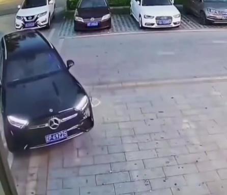 開奔馳的小姐姐下車真灑脫，手剎沒拉都不知道??！