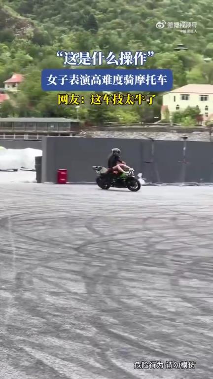 女子表演高難度摩托車騎行